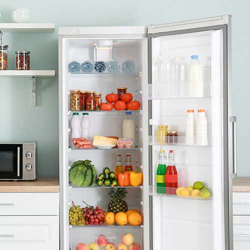 Frigo classe énergétique A dans une cuisine blanche et murs verts