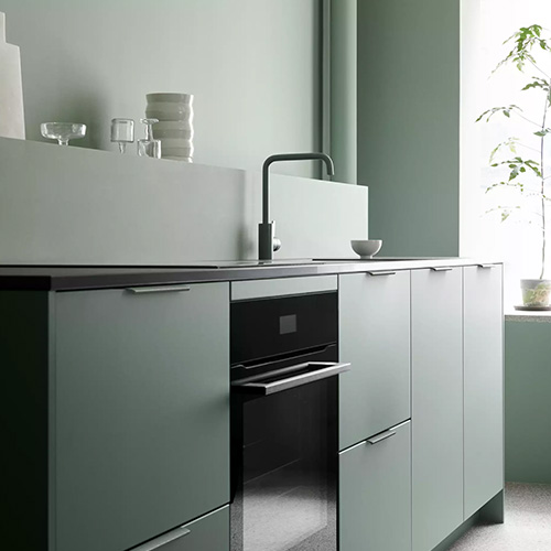 Cuisine couleur verte avec électroménager basse consommation moderne