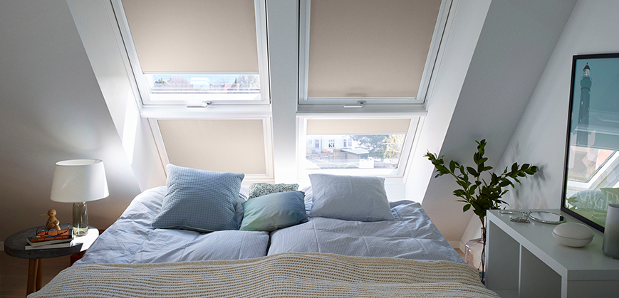 Chambre, linge de lit bleu clair et stores occultants beiges
