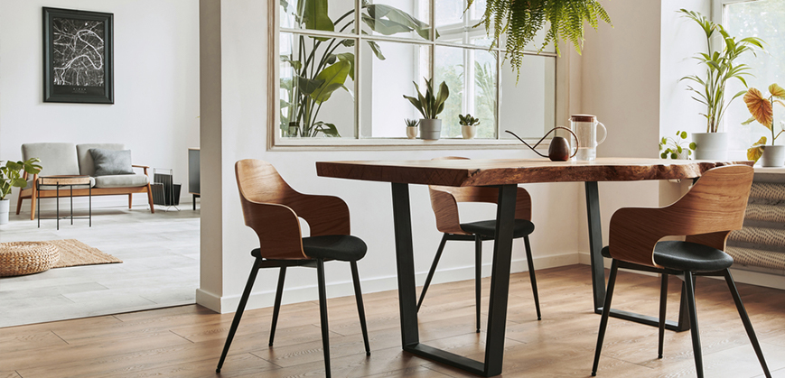 Ensemble de salle à manger avec chaises et tables en bois certifié, style industriel