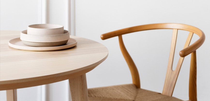 Chaise et table en bois éco-responsable avec vaisselle blanche