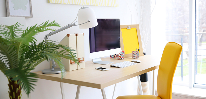Bureau en bois et chaise de bureau ergonomique jaune