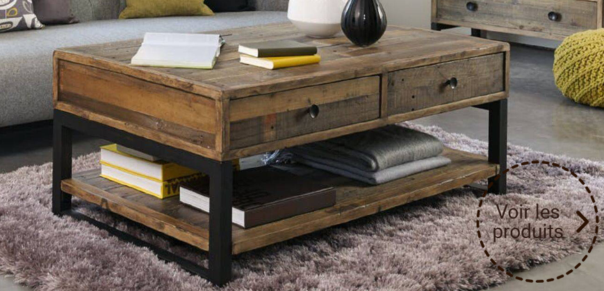 Table basse en bois avec pieds en métal, livres et plaids pliés