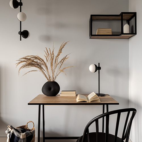 bureau en bois et métal noir avec une chaise ne métal noir et un étagère en bois te en métal noir
