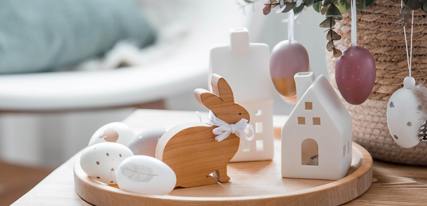 Déco de table pour Pâques en bois en forme de lapin et petite maison