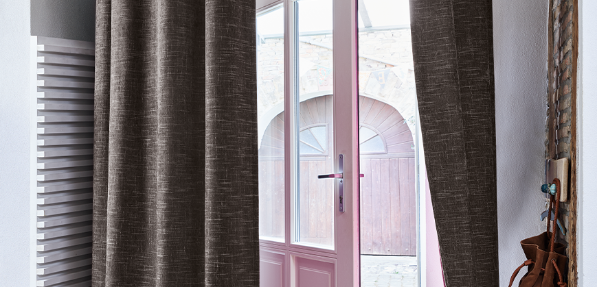 Rideaux de porte gris devant une porte-fenêtre rose