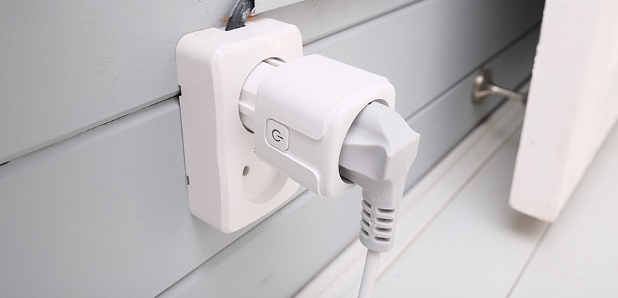 Prise connectée blanche pour contrôler sa consommation électrique avec un appareil électroménager branché