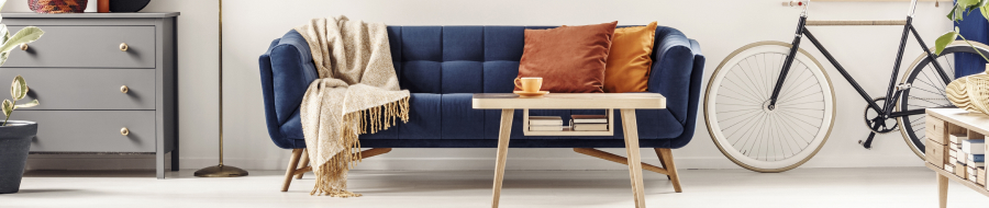 Canapé bleu foncé au style scandinave avec plaid beige