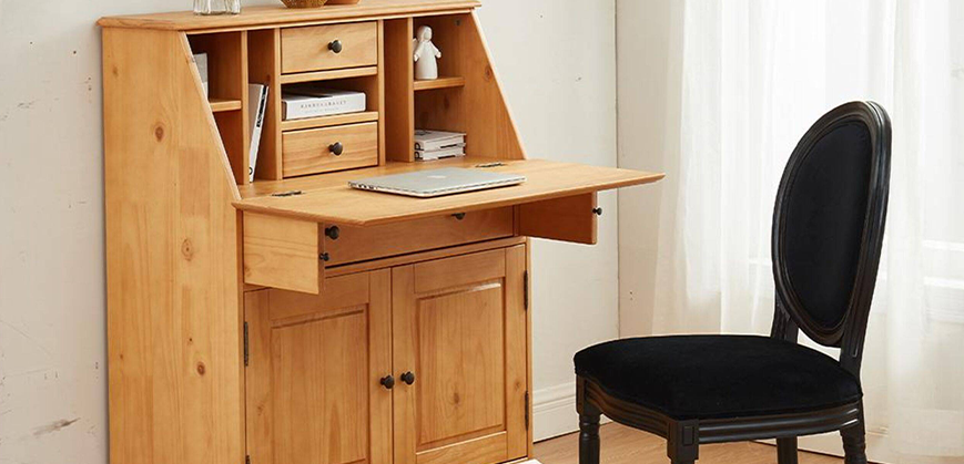 Secrétaire en bois avec tiroirs, chaise noire et ordinateur 