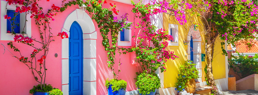 maisons méditerranéennes roses et jaunes planntes grimpantes portes bleues fleurs