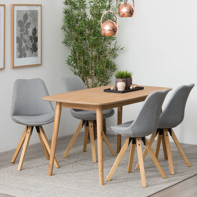 Ensemble chaises et tables style scandinave
