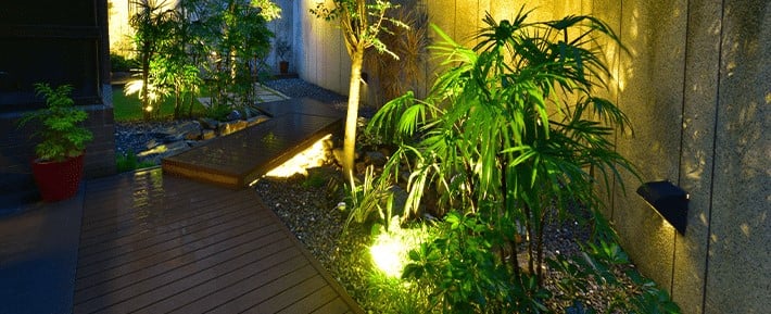 jardin avec luminaire au sol, dans plante, spots