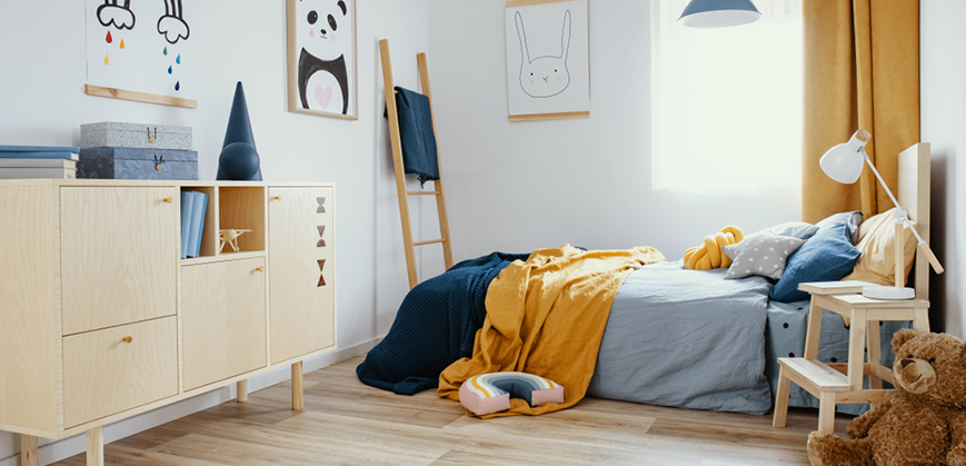 chambre enfant avec meubles en bois certifié et linge de lit enfant bleu et jaune
