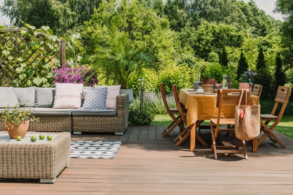 Aménager jardin : meubles d'extérieur, plantes