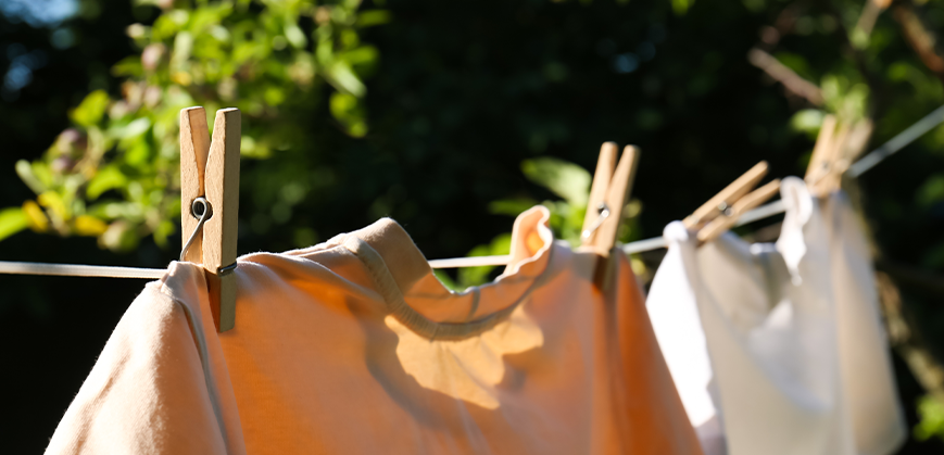 Deux tee-shirts étendus sur une corde à linge dans le jardin