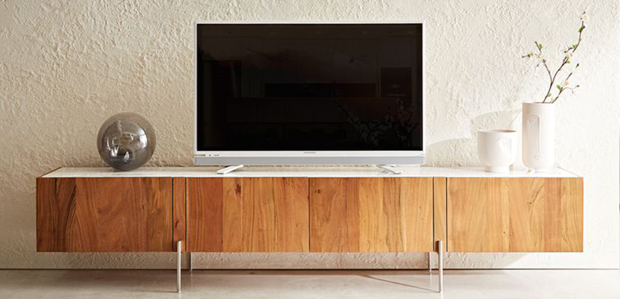Long meuble TV design en bois massif clair avec pieds couleur or