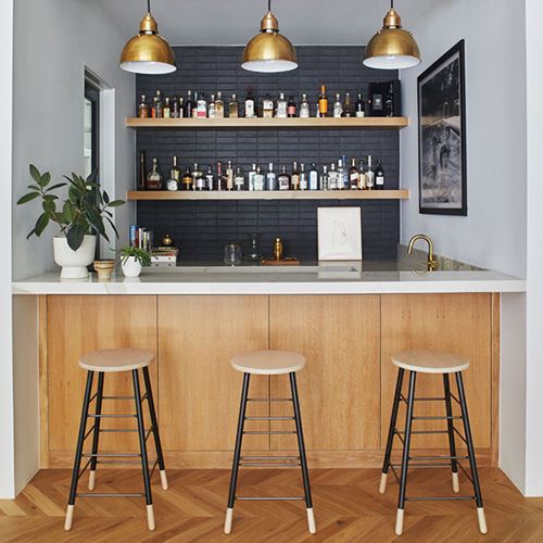 Espace bar style contemporain avec détails dorés