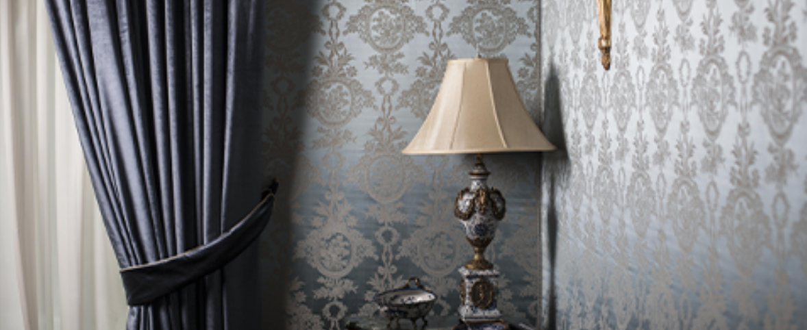 papier peint baroque grise a motif avec lampe et rideaux bleus