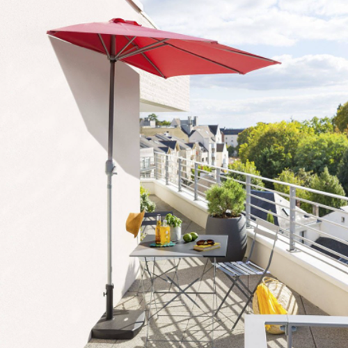 Demi-parasol rouge pour balcon